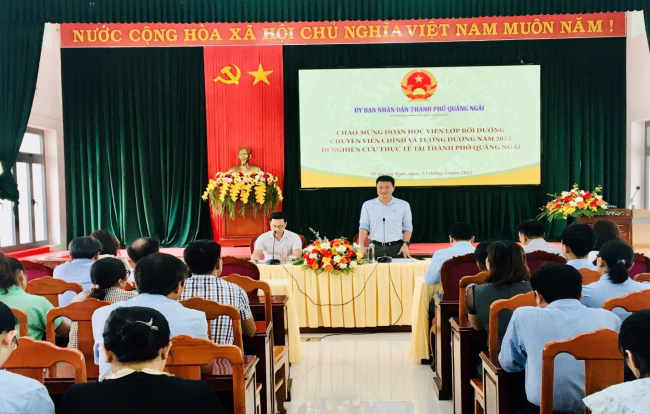 Đoàn học viên nghiên cứu thực tế Lớp bồi dưỡng ngạch chuyên viên chính và tương đương năm 2023 làm việc tại UBND thành phố Quảng Ngãi
