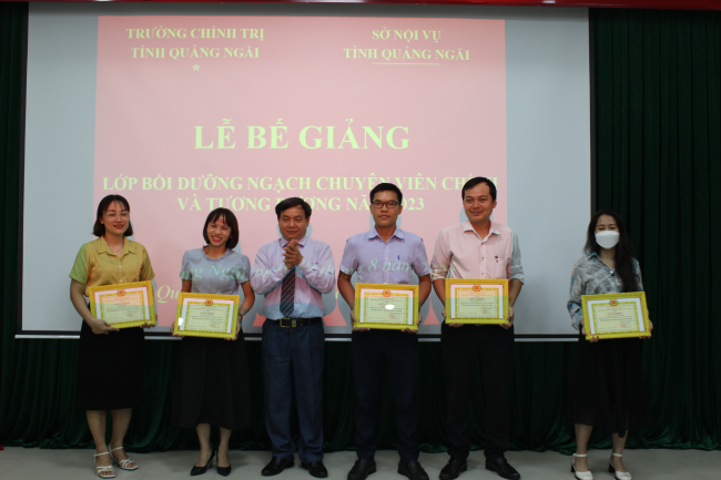Bế giảng Lớp bồi dưỡng ngạch chuyên viên chính và tương đương năm 2023