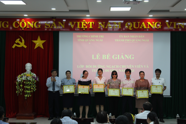 Bế giảng Lớp Bồi dưỡng ngạch chuyên viên và tương đương năm 2023 (Thành phố)