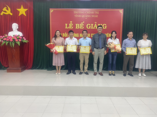 Bế giảng Lớp Bồi dưỡng ngạch chuyên viên và tương đương năm 2024 (Lớp thứ nhất)