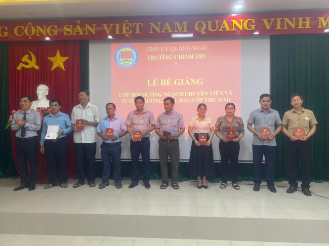 Bế giảng lớp Bồi dưỡng ngạch chuyên viên và tương đương năm 2024 (Lớp thứ hai)
