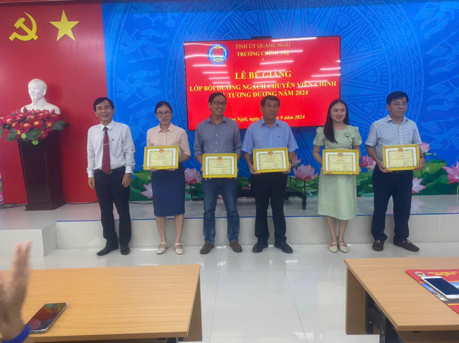 Bế giảng lớp Bồi dưỡng ngạch chuyên viên chính và tương đương năm 2024