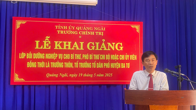 Khai giảng lớp bồi dưỡng nghiệp vụ cho Bí thư, Phó Bí thư chi bộ hoặc Chi ủy viên đồng thời là Trưởng thôn, Tổ trưởng tổ dân phố (Ba Tơ)