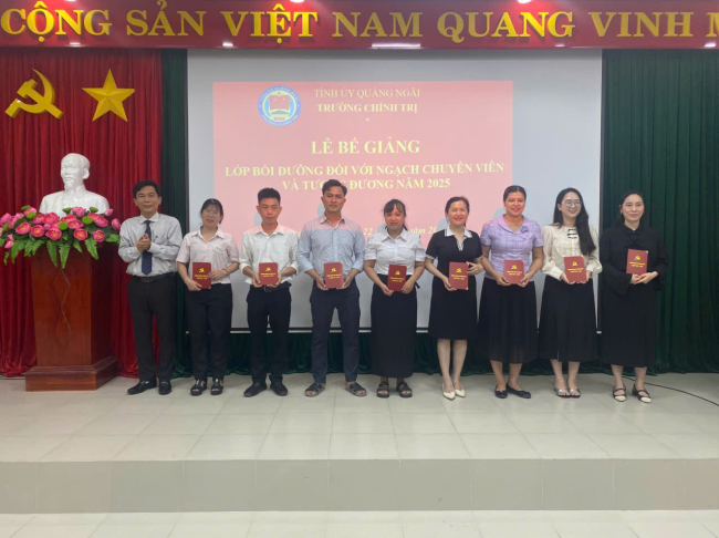 Bế giảng lớp Bồi dưỡng đối với ngạch chuyên viên và tương đương năm 2025