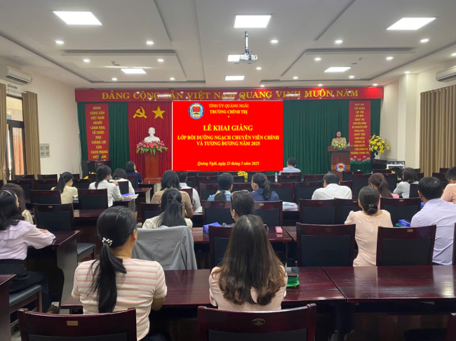 Khai giảng lớp Bồi dưỡng ngạch chuyên viên chính và tương đương năm 2025