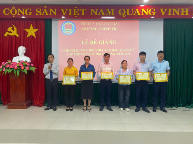 bế giảng Lớp bồi dưỡng đối với cán bộ lãnh đạo, quản lý cấp phòng và tương đương năm 2025.