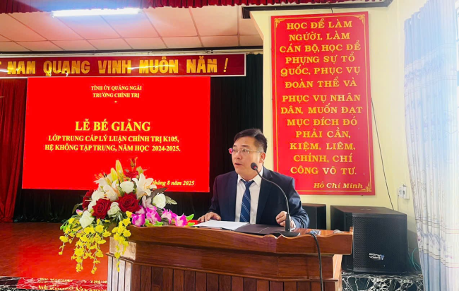 Bế giảng lớp Trung cấp lý luận chính trị khóa 105 (cơ sở 2)