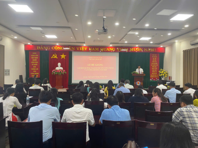 Bế giảng lớp Bồi dưỡng ngạch chuyên viên chính và tương đương năm 2025