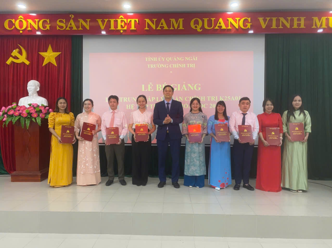 Bế giảng lớp Trung cấp lý luận chính trị K25A01, hệ tập trung, khóa học 2025
